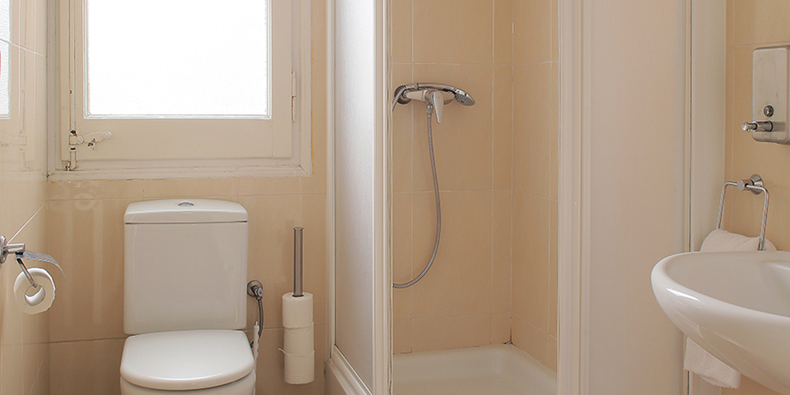 Parquet floors | Shower | Toilet | Bathroom | TV | Refrigerator